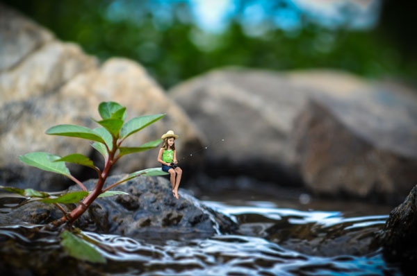 PS合成坐在河边草叶上垂钓的小女孩缩略图