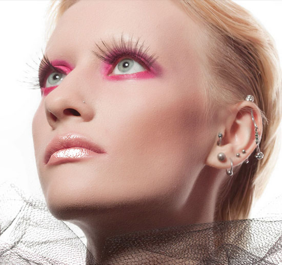 PS给美女涂抹唇膏及脸部润白缩略图