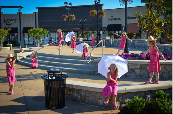 PS无数个一样的小女孩“占领”广场缩略图