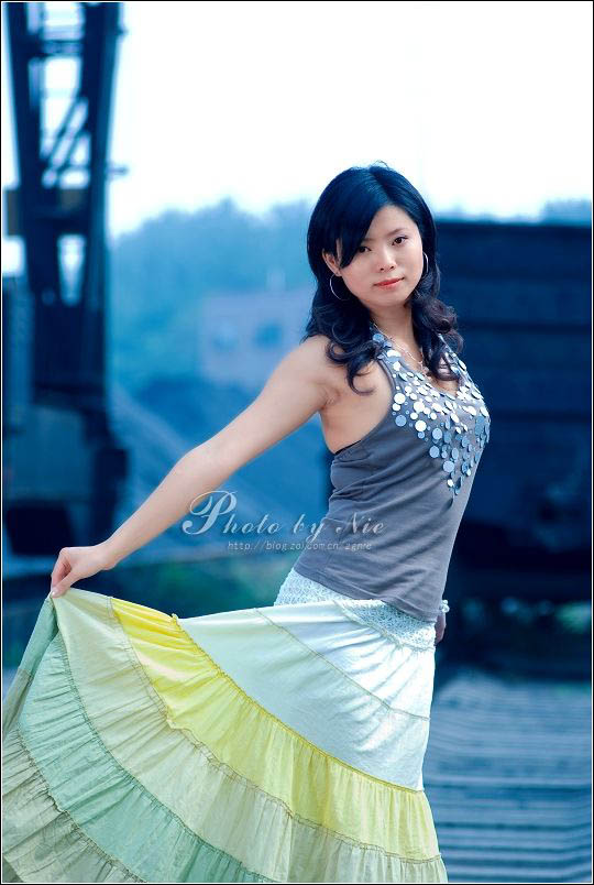 PS滤镜技巧：将美女照片修出完美身材缩略图