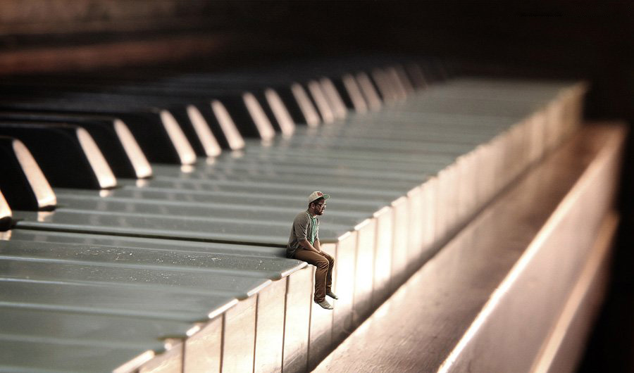 PS合成坐在钢琴琴键上的缩小人像缩略图